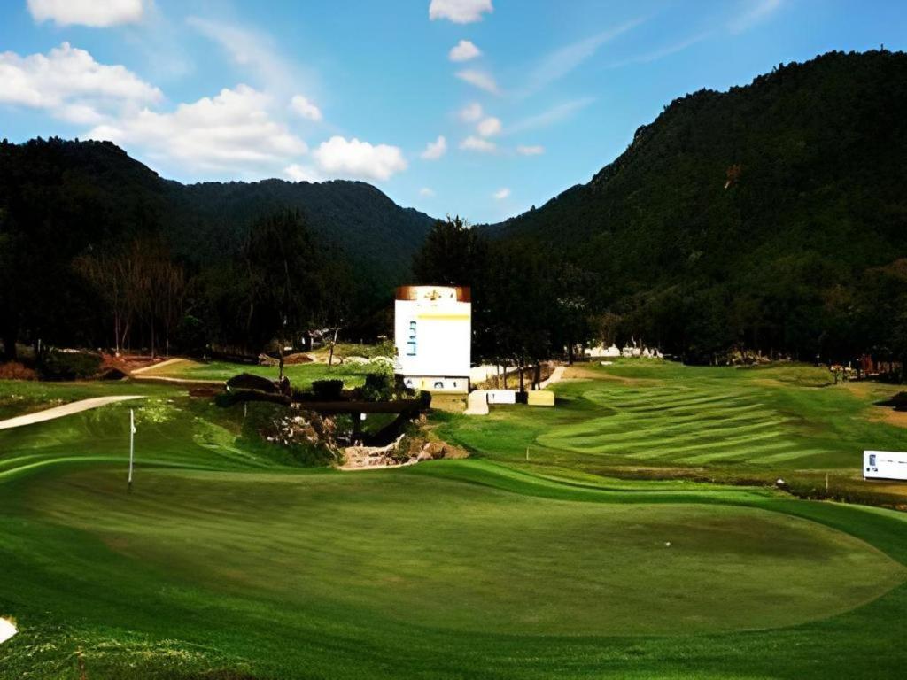 Royal Hills Golf Resort y Spa Nakhon Nayok Exterior foto