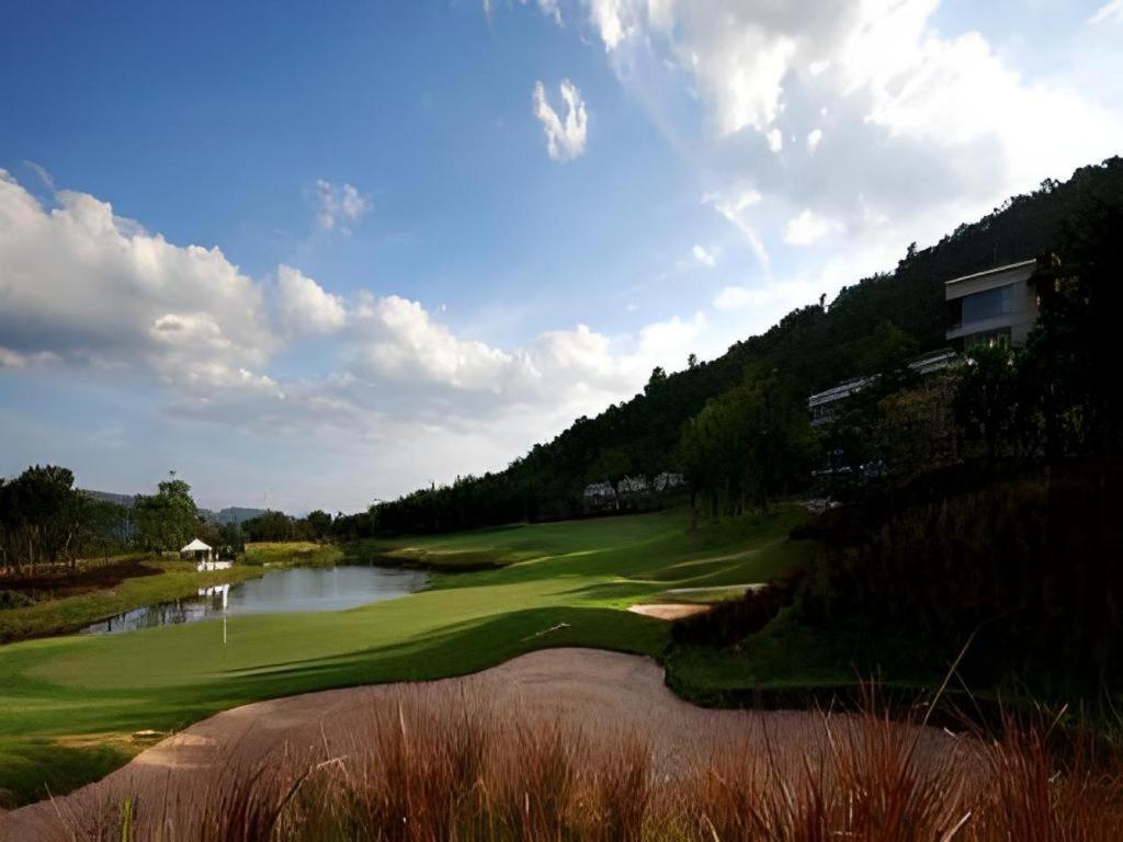 Royal Hills Golf Resort y Spa Nakhon Nayok Exterior foto