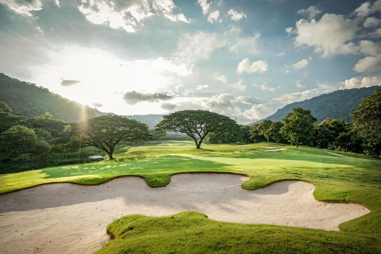 Royal Hills Golf Resort y Spa Nakhon Nayok Exterior foto