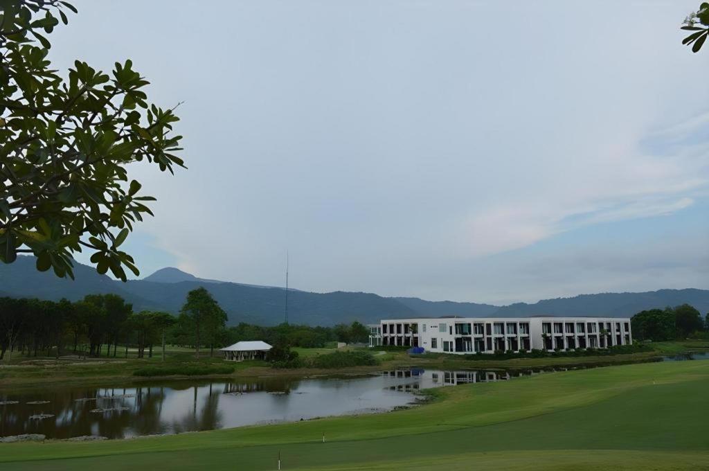 Royal Hills Golf Resort y Spa Nakhon Nayok Exterior foto