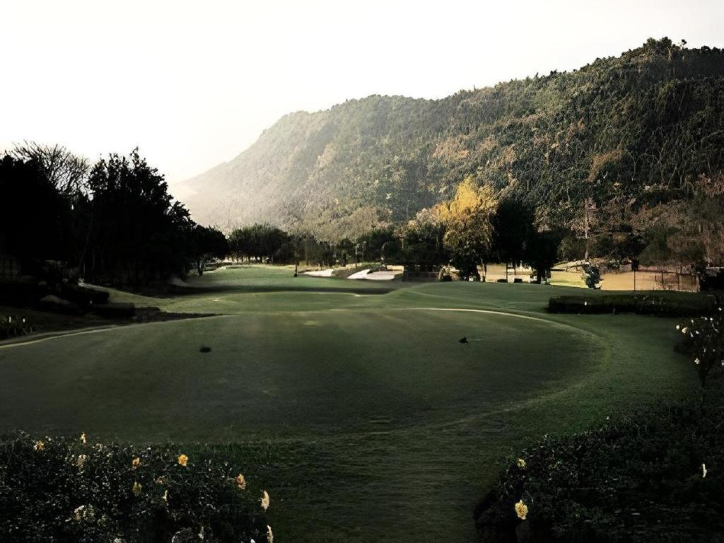 Royal Hills Golf Resort y Spa Nakhon Nayok Exterior foto