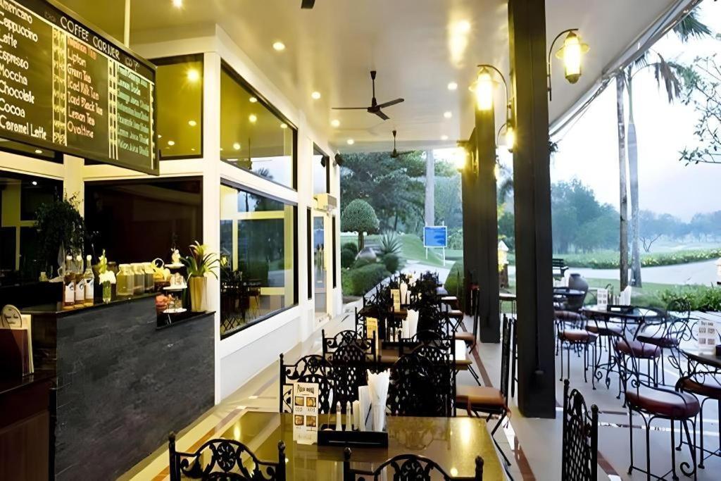 Royal Hills Golf Resort y Spa Nakhon Nayok Exterior foto